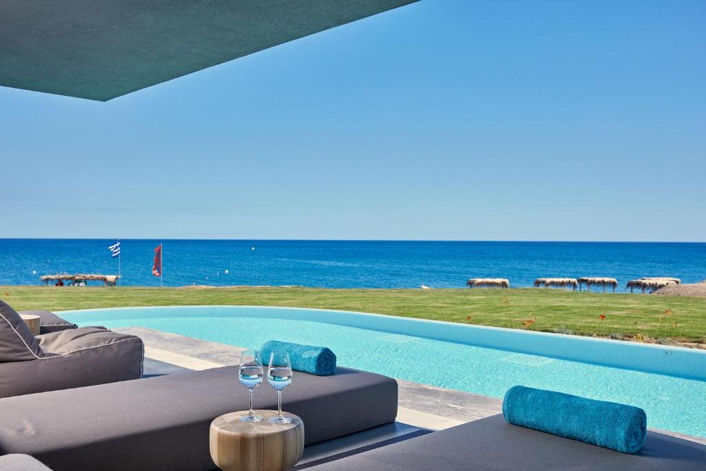 Семейный (Семейный люкс с собственным бассейном рядом с пляжем (для 2 взрослых и 2 детей)) отеля Atlantica Dreams Resort, Геннади