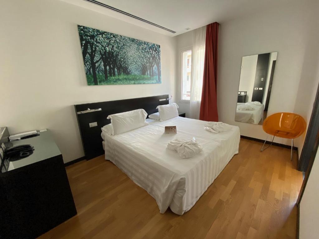 Двухместный (Улучшенный двухместный номер с 1 кроватью) отеля Card International Hotel, Римини
