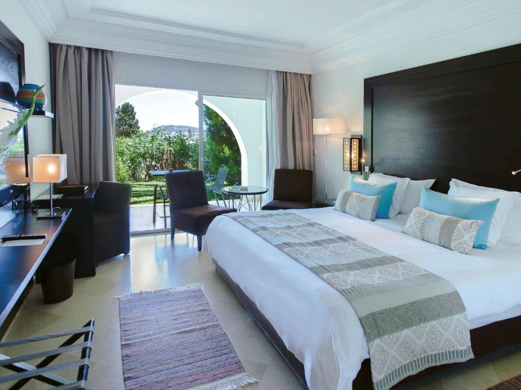 Двухместный (Номер Делюкс с кроватью размера «king-size», вид на море и бассейн) отеля Mövenpick Hotel Gammarth Tunis, Гаммарт