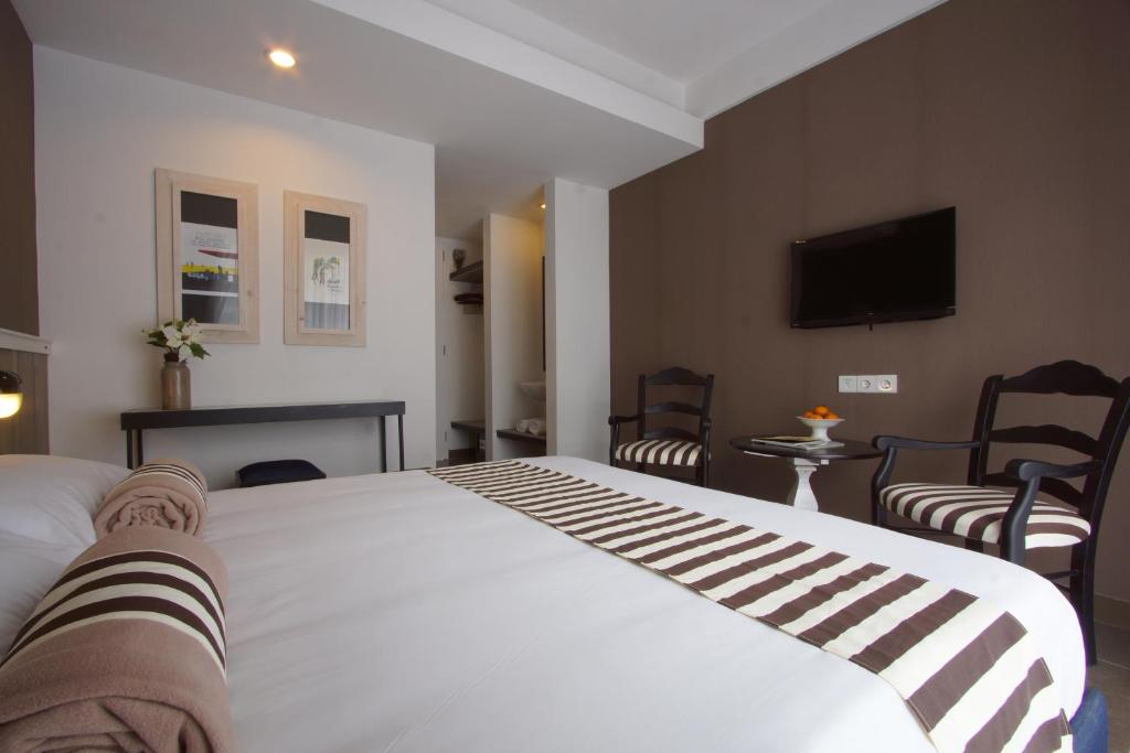 Двухместный (Двухместный номер с 1 кроватью или 2 отдельными кроватями и балконом) отеля 7 Bidadari Hotel Seminyak, Семиньяк