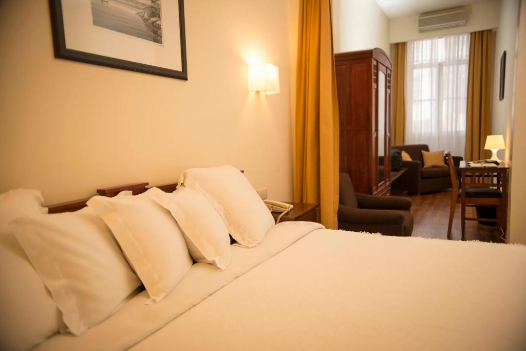 Двухместный (Улучшенный двухместный номер с 1 кроватью (для 2 взрослых и 1 ребенка)) отеля Hotel Aliados, Порту