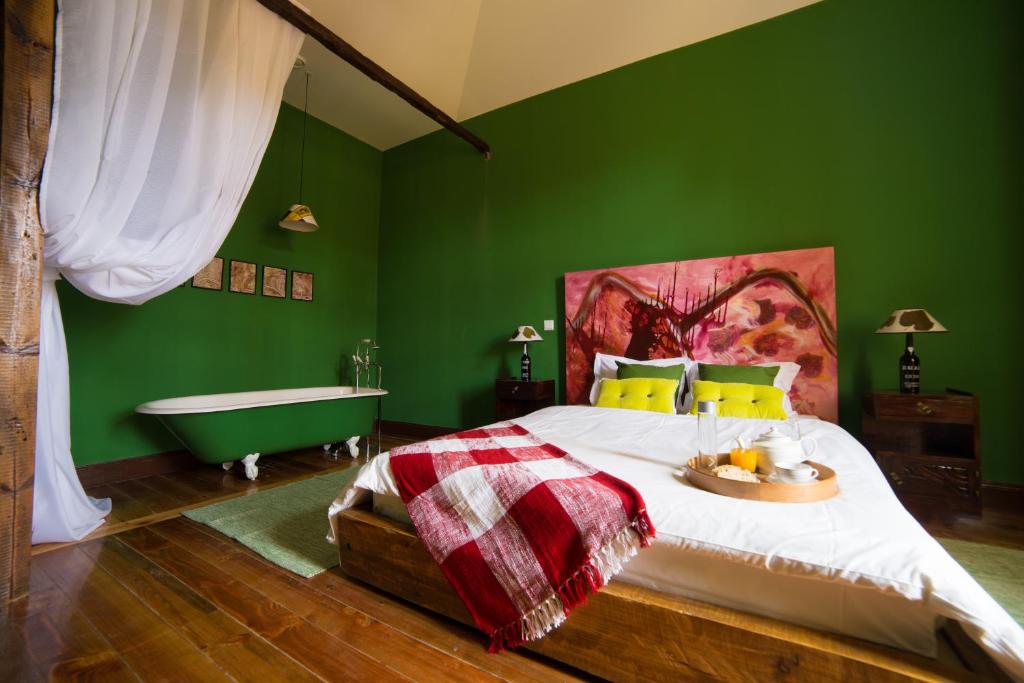 Двухместный (Улучшенный двухместный номер с 1 кроватью и отдельной ванной комнатой) хостела Santa Maria Hostel, Фуншал