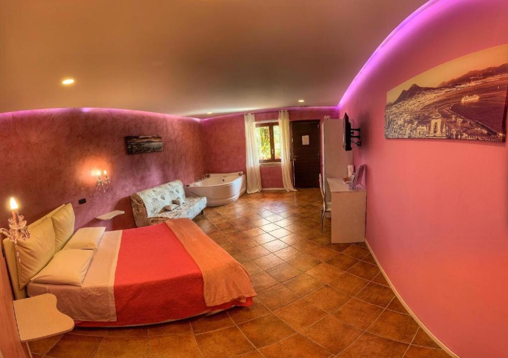Сьюит (Люкс с кроватью размера «king-size» и гидромассажной ванной) отеля Relais La Villa, Неаполь