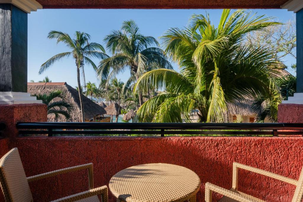 Двухместный (Улучшенный двухместный номер с 1 кроватью рядом с бассейном (для 1 взрослого)) курортного отеля Iberostar Quetzal, Плая-дель-Кармен