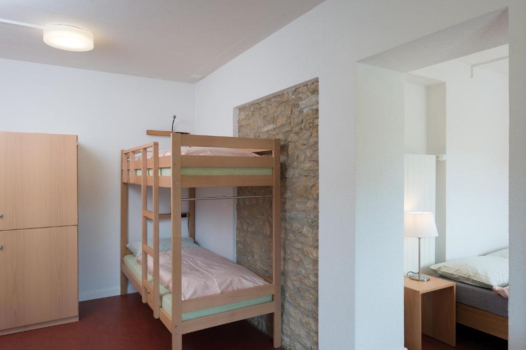 Двухместный (Двухместный номер с 2 отдельными кроватями и общей ванной комнатой) хостела Avenches Youth Hostel, Муртен