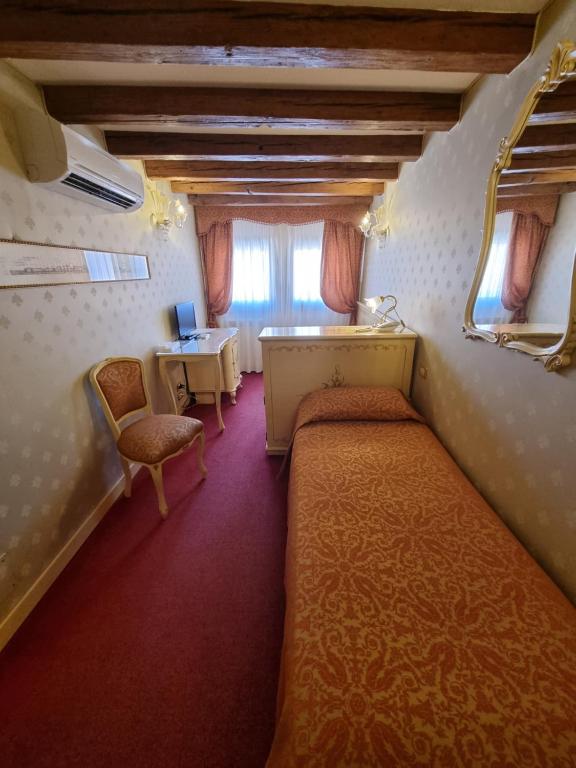 Двухместный (Бюджетный двухместный номер с 2 отдельными кроватями) отеля Locanda Al Leon, Венеция
