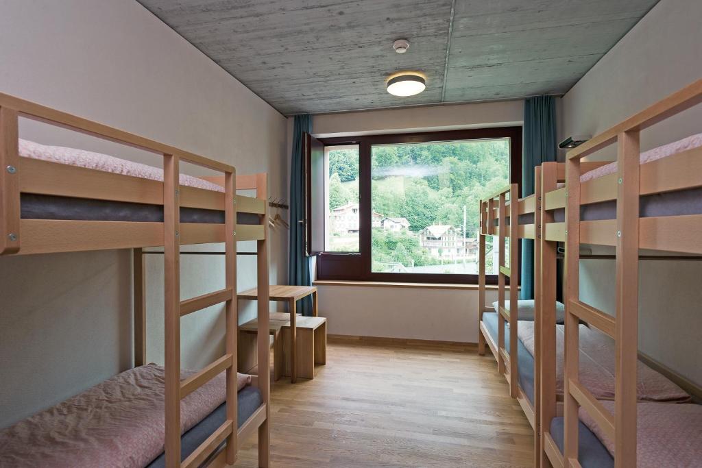 Номер (Кровать в общем 6-местном номере для мужчин и женщин) хостела Interlaken Youth Hostel, Интерлакен