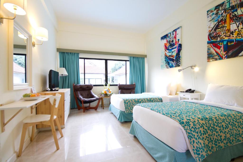 Двухместный (Улучшенный двухместный номер с 1 кроватью или 2 отдельными кроватями, вид на бассейн) отеля Chom View, Хуахин