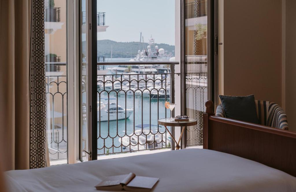 Двухместный (Номер Делюкс Venezia с кроватью размера «king-size» и видом на море) отеля Regent Porto Montenegro, Тиват