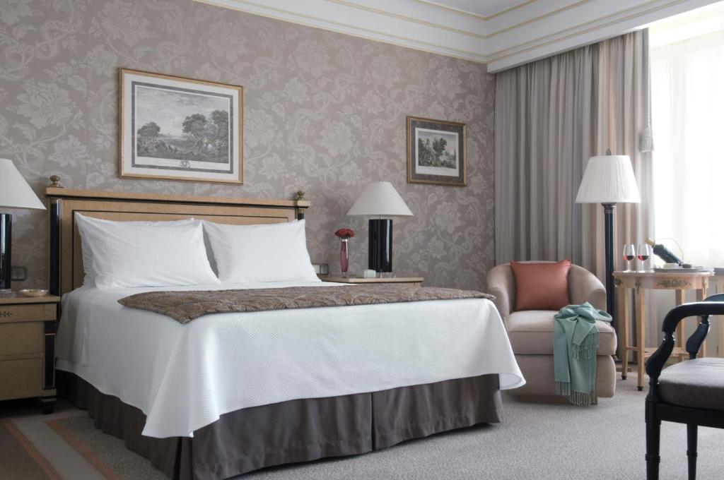 Двухместный (Улучшенный номер с кроватью размера «king-size») отеля Four Seasons Hotel Ritz Lisbon, Лиссабон