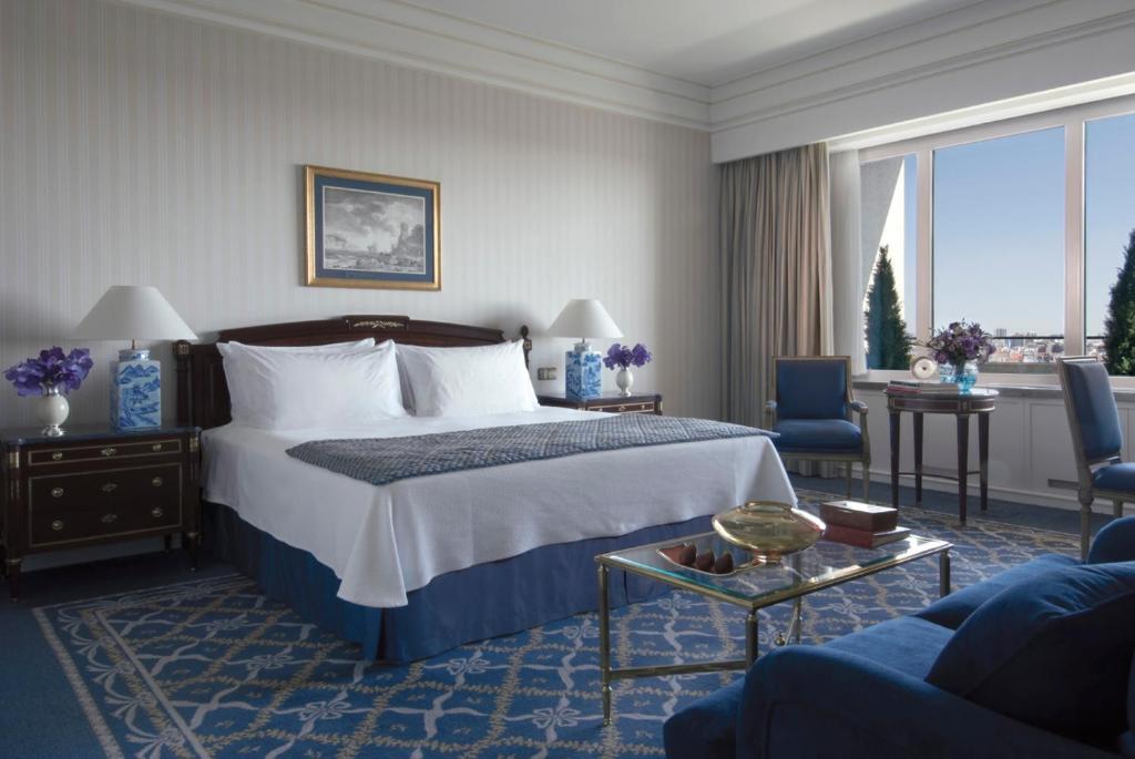 Двухместный (Улучшенный номер с кроватью размера «king-size» и видом на парк) отеля Four Seasons Hotel Ritz Lisbon, Лиссабон