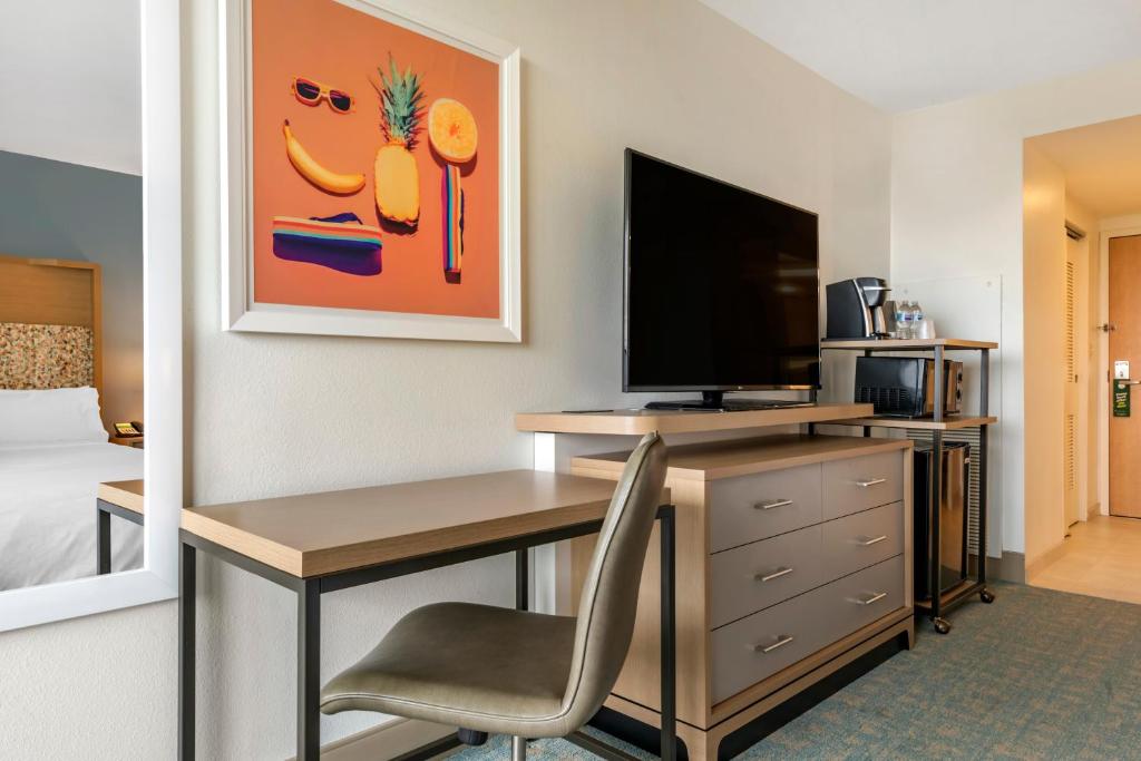 Двухместный (Queen Room with Two Queen Beds - Mobility Access Tub), Holiday Inn Orlando – Disney Springs™ Area, an IHG Hotel