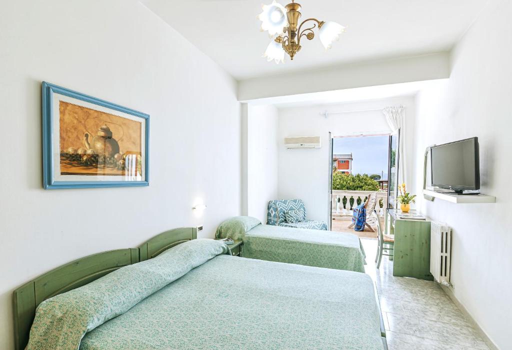 Трехместный (Трехместный номер с видом на море) отеля Hotel Galidon Terme & Village, Искья