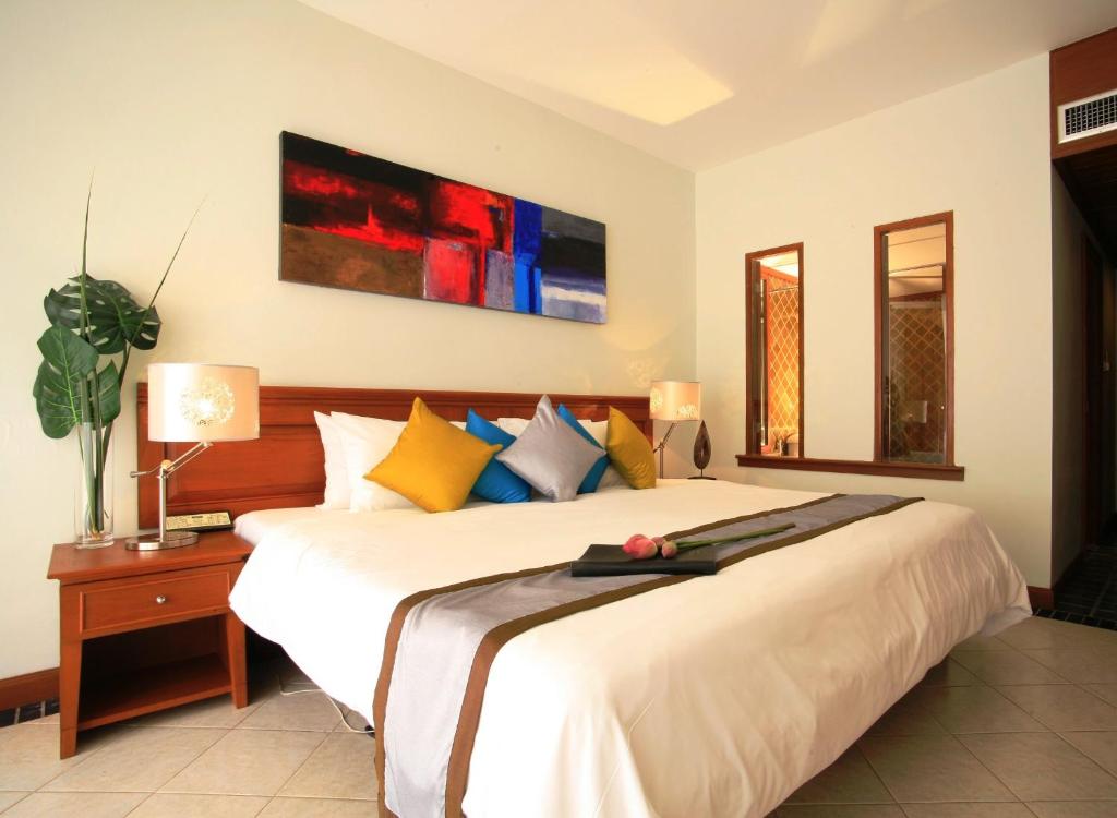 Двухместный (Улучшенный двухместный номер с 1 кроватью или 2 отдельными кроватями) курортного отеля Sunset Beach, Пхукет