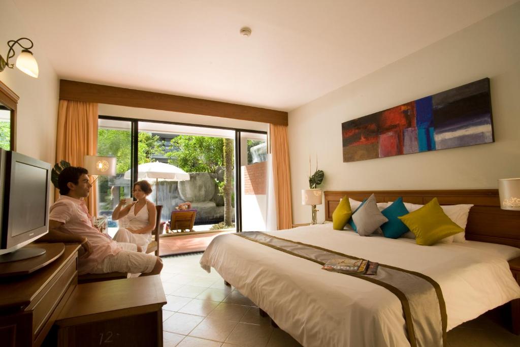 Двухместный (Двухместный номер Делюкс с 1 кроватью или 2 отдельными кроватями и видом на бассейн) курортного отеля Sunset Beach, Пхукет