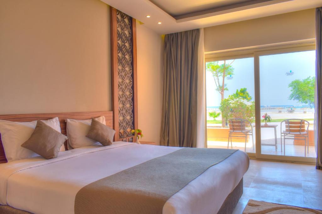 Двухместный (Улучшенный двухместный номер с 1 кроватью или 2 отдельными кроватями и видом на море) курортного отеля Jasmine Palace Resort, Хургада