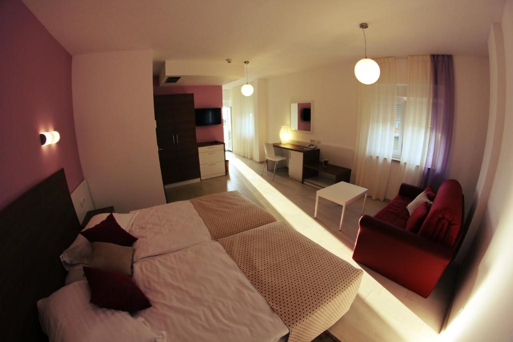 Двухместный (Улучшенный двухместный номер с 1 кроватью и балконом) гостевого дома Villa Badi, Умаг