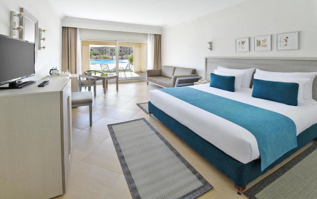 Семейный (Семейный номер Делюкс с кроватью размера «king-size» и видом на бассейн) отеля Solymar Soma Beach, Хургада