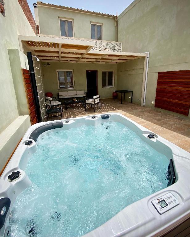 Сьюит (Люкс с кроватью размера «king-size» и гидромассажной ванной) апарт-отеля Andros 4 All Seasons Villas & Suites - Psaltis street, Андрос