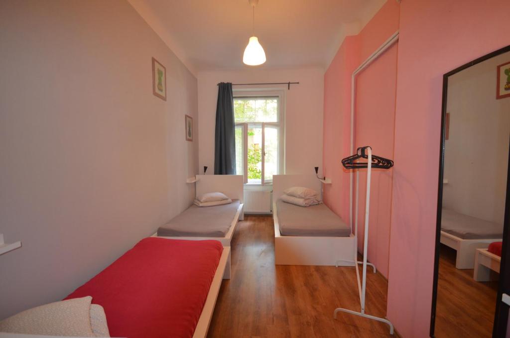 Трехместный (Трехместный номер с общей ванной комнатой) хостела Travel&Joy backpackers, Прага