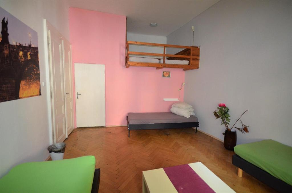 Четырехместный (Четырехместный номер с общей ванной комнатой) хостела Travel&Joy backpackers, Прага