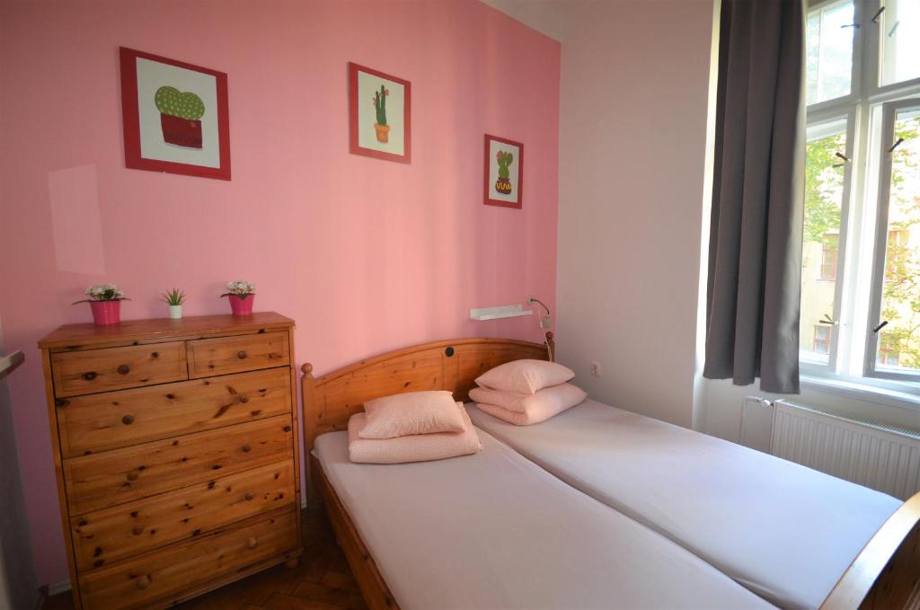 Двухместный (Стандартный двухместный номер с 1 кроватью и общей ванной комнатой) хостела Travel&Joy backpackers, Прага