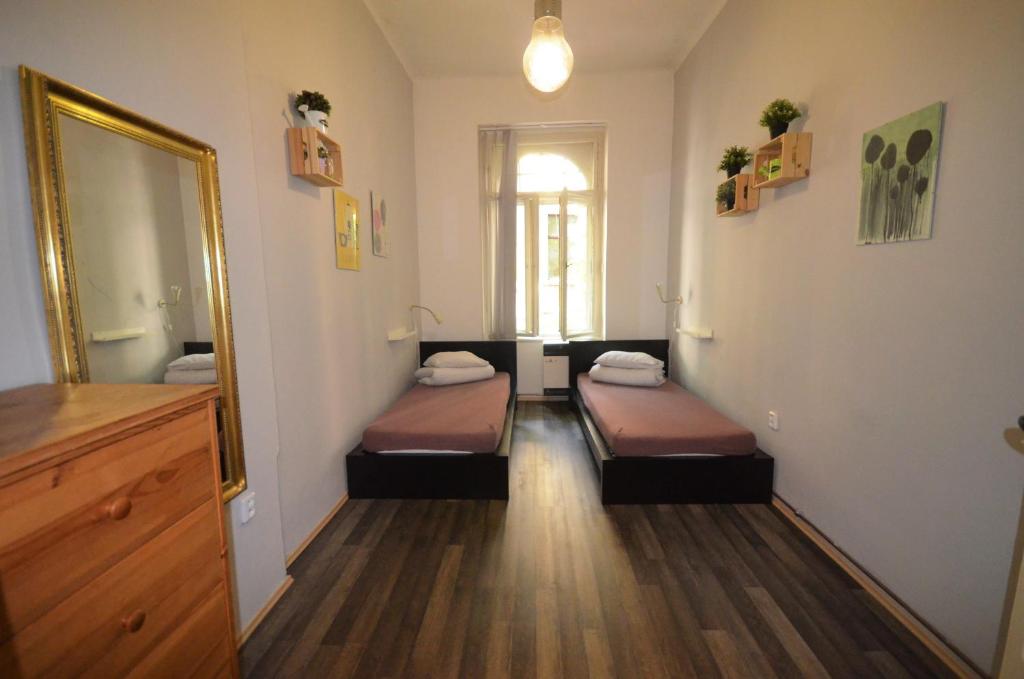 Двухместный (Двухместный номер с 2 отдельными кроватями и общей ванной комнатой) хостела Travel&Joy backpackers, Прага
