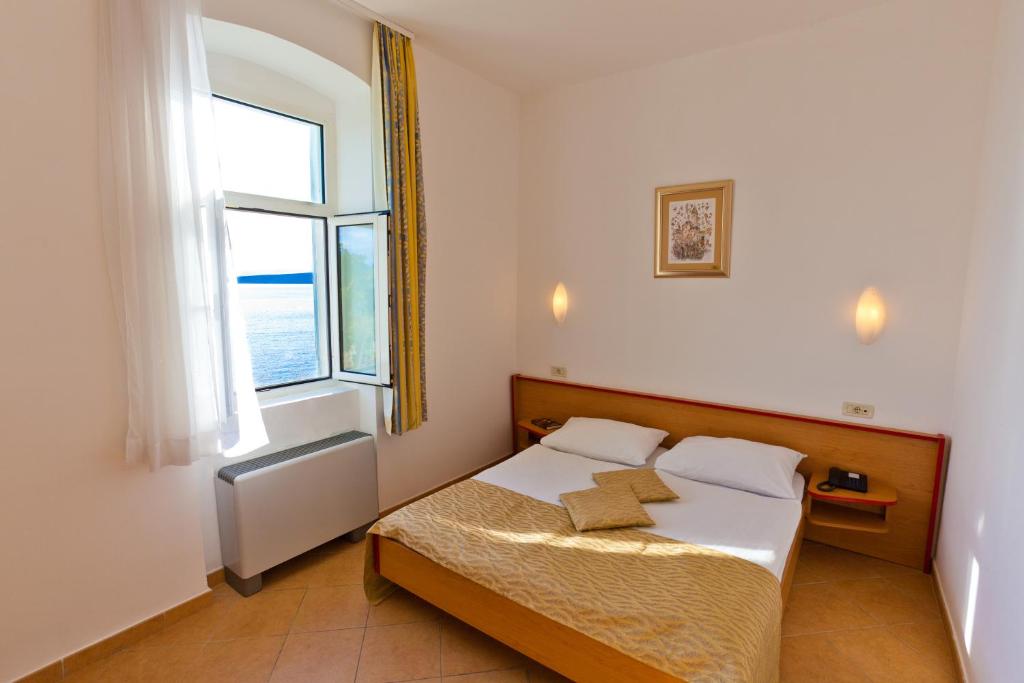 Двухместный (Двухместный номер с 1 кроватью, вид на море) отеля Tamaris - Hotel Resort Dražica, Крк