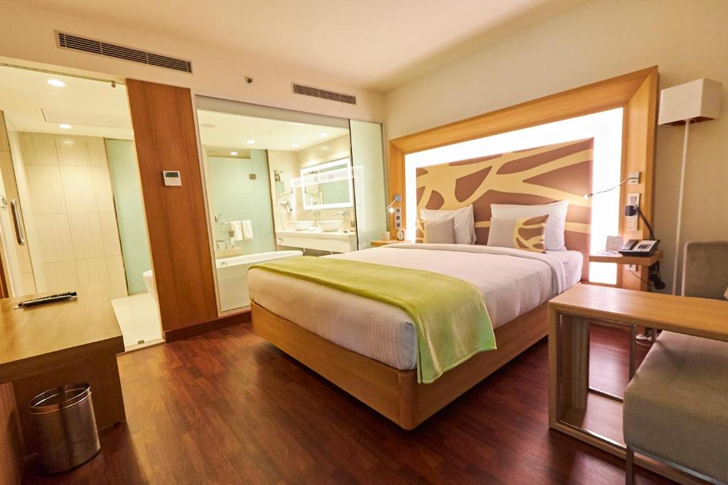 Сьюит (Luxury Suite With Living Room, Bath Tub , Netflix And 4 Drinks Included), Novotel Chennai OMR - An AccorHotels Brand