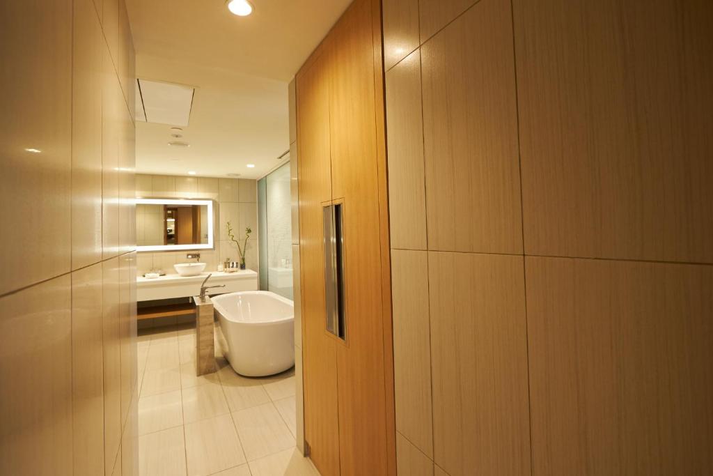 Сьюит (Luxury Suite With Living Room, Bath Tub , Netflix And 4 Drinks Included), Novotel Chennai OMR - An AccorHotels Brand