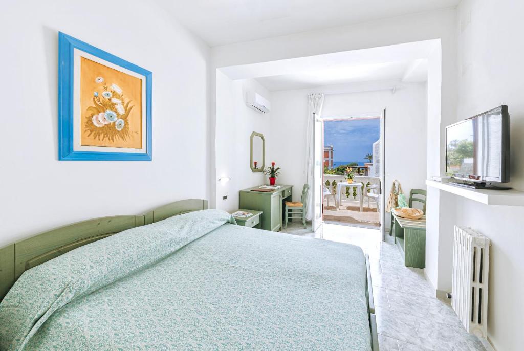 Двухместный (Двухместный номер с 1 кроватью или 2 отдельными кроватями и видом на море) отеля Hotel Galidon Terme & Village, Искья