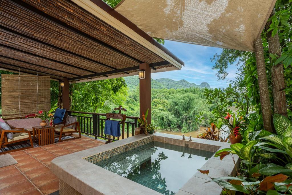 Двухместный (River View Onzen Villa) курортного отеля Home Phutoey River Kwai Resort, Канчанабури