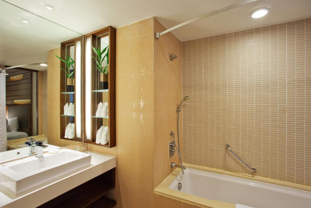 Двухместный (Стандартный двухместный номер с 1 кроватью или 2 отдельными кроватями) курортного отеля Holiday Inn Resort Phuket, Пхукет