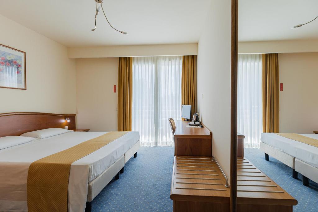 Двухместный (Классический двухместный номер с 1 кроватью или 2 отдельными кроватями) отеля Du Parc, Сирмионе