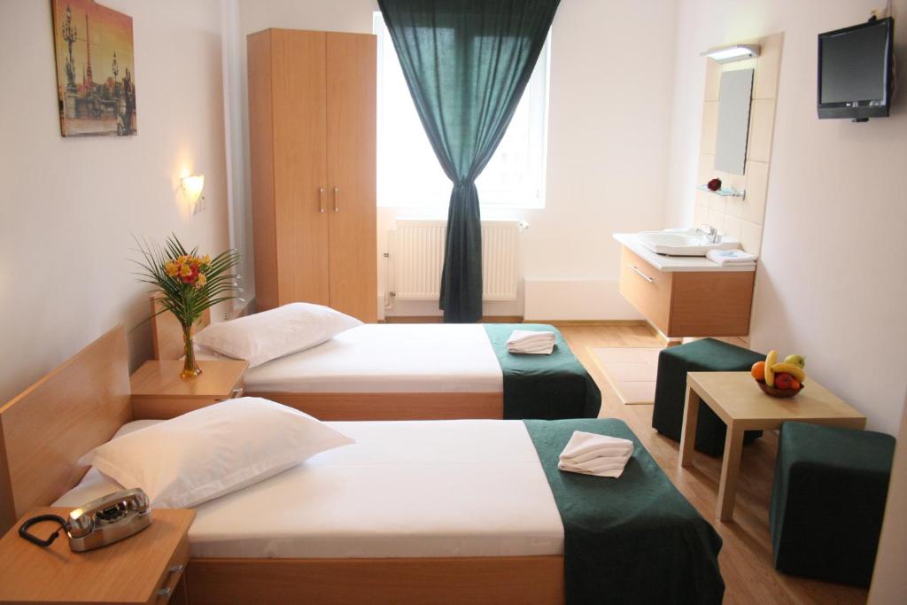 Двухместный (Двухместный номер с 2 отдельными кроватями и общей ванной комнатой) отеля Hotel Sir Gara de Nord, Бухарест