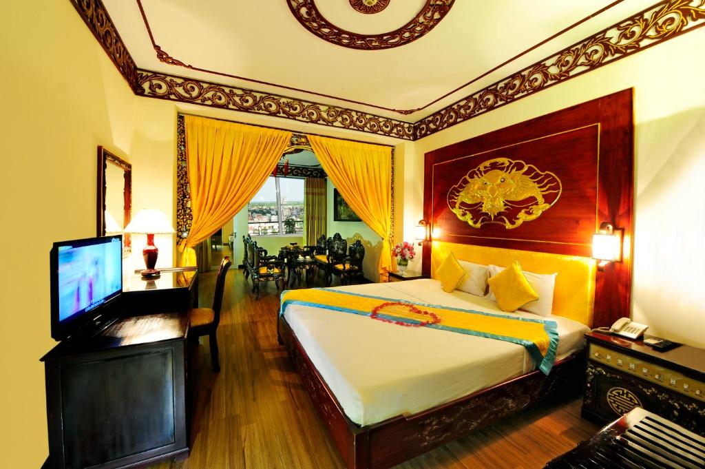 Сьюит (Королевский люкс) отеля Thanh Lich Hotel, Хюэ