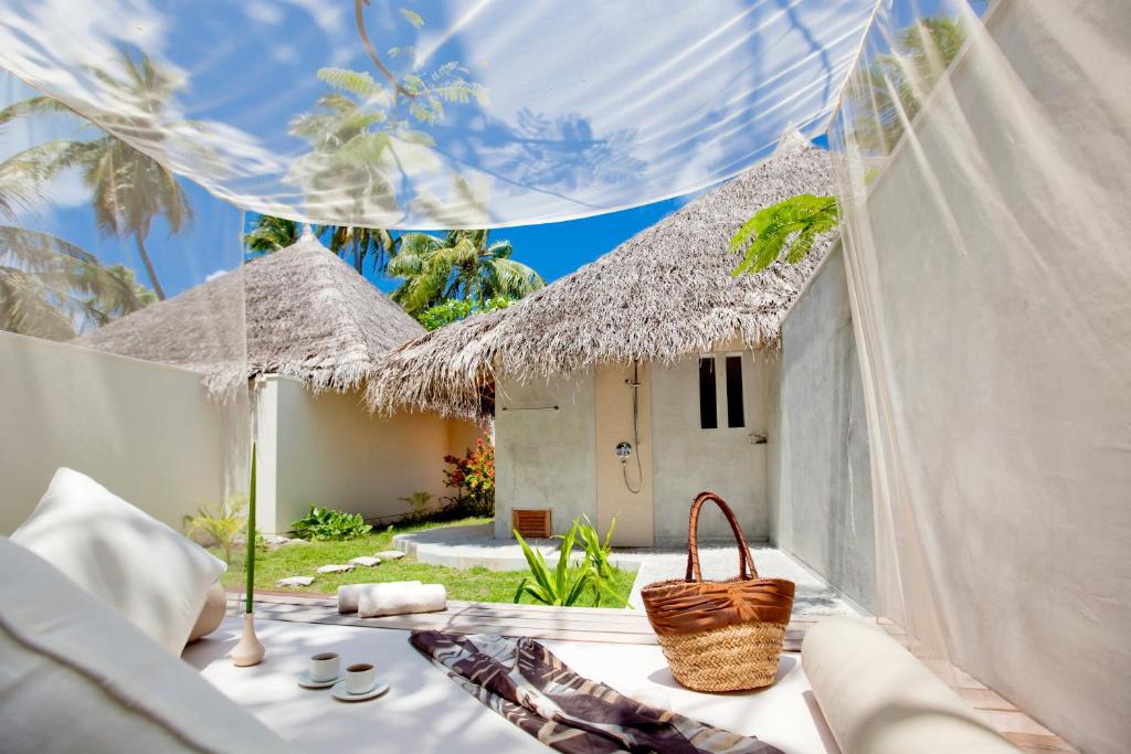 Трехместный (Люкс на пляже Делюкс) курортного отеля Kuramathi Maldives, Атолл Расду