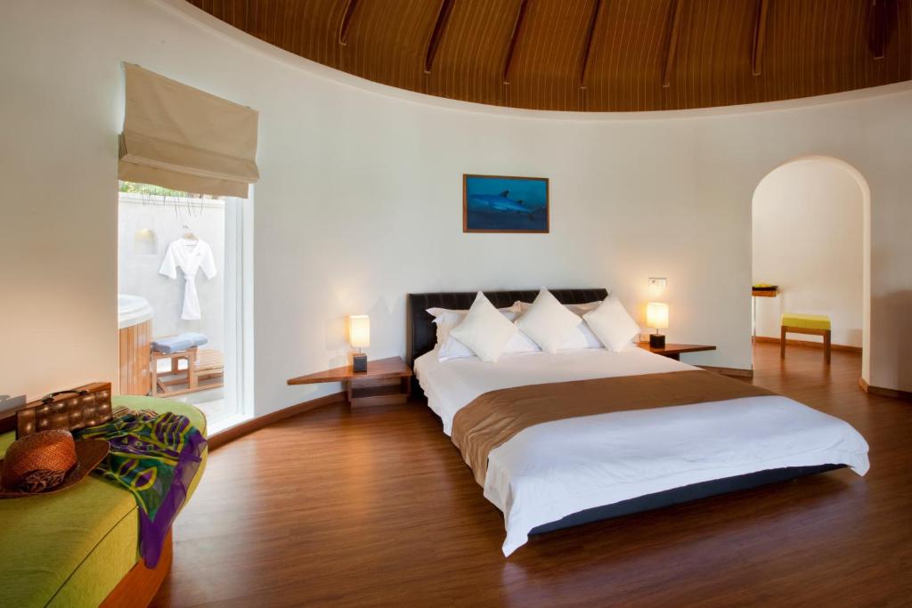 Трехместный (Улучшенная вилла на пляже) курортного отеля Kuramathi Maldives, Атолл Расду