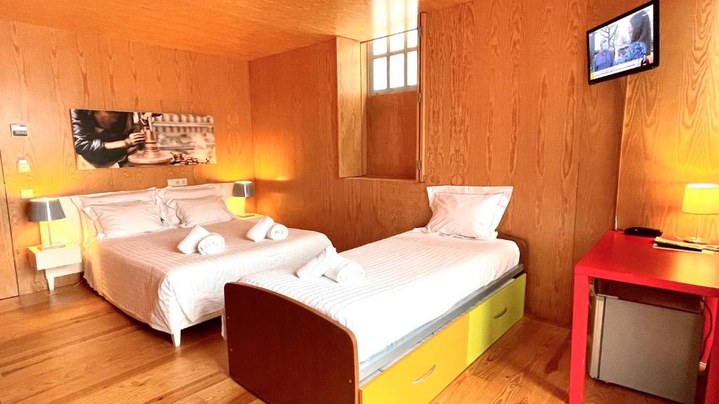 Трехместный (Двухместный номер с 1 кроватью и дополнительной кроватью (для 3 взрослых)) отеля Arc My Otel, Понте-де-Лима