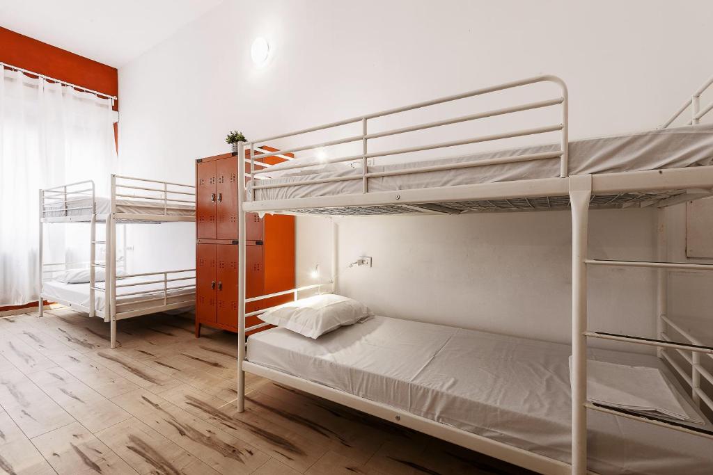 Номер (Кровать в общем 6-местном номере для мужчин и женщин) хостела Queen Hostel, Милан