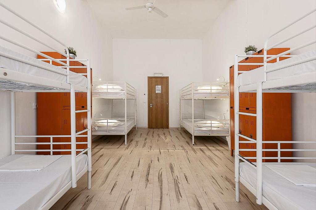 Номер (Кровать в общем 8-местном номере для мужчин и женщин), Queen Hostel