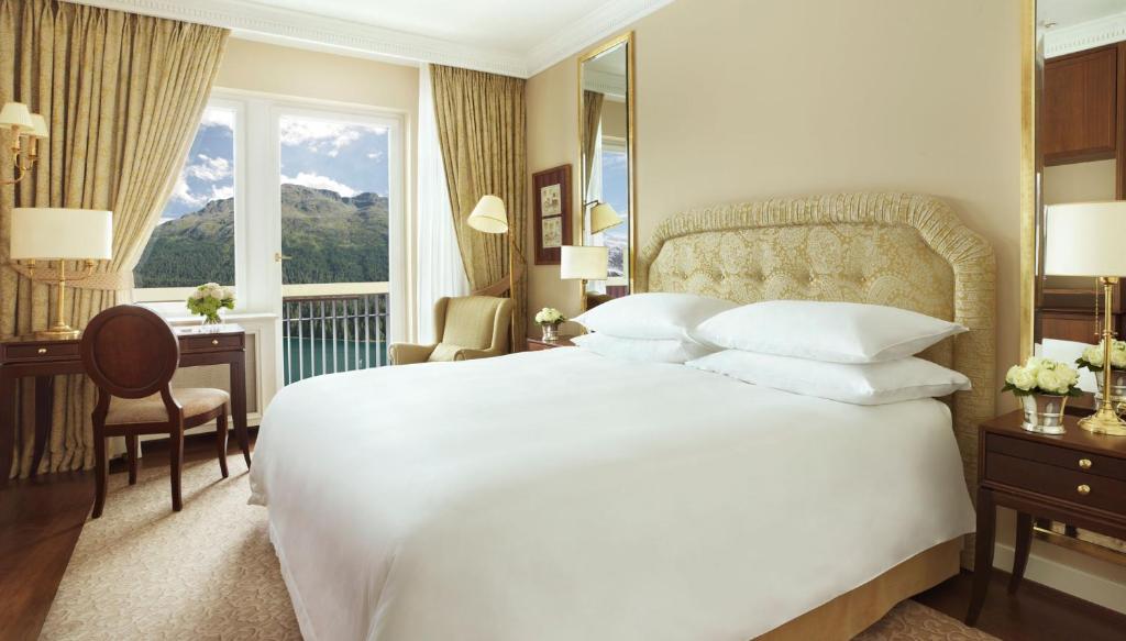 Двухместный (Улучшенный двухместный номер с 1 кроватью и видом на озеро) отеля Badrutt's Palace Hotel, Санкт-Мориц