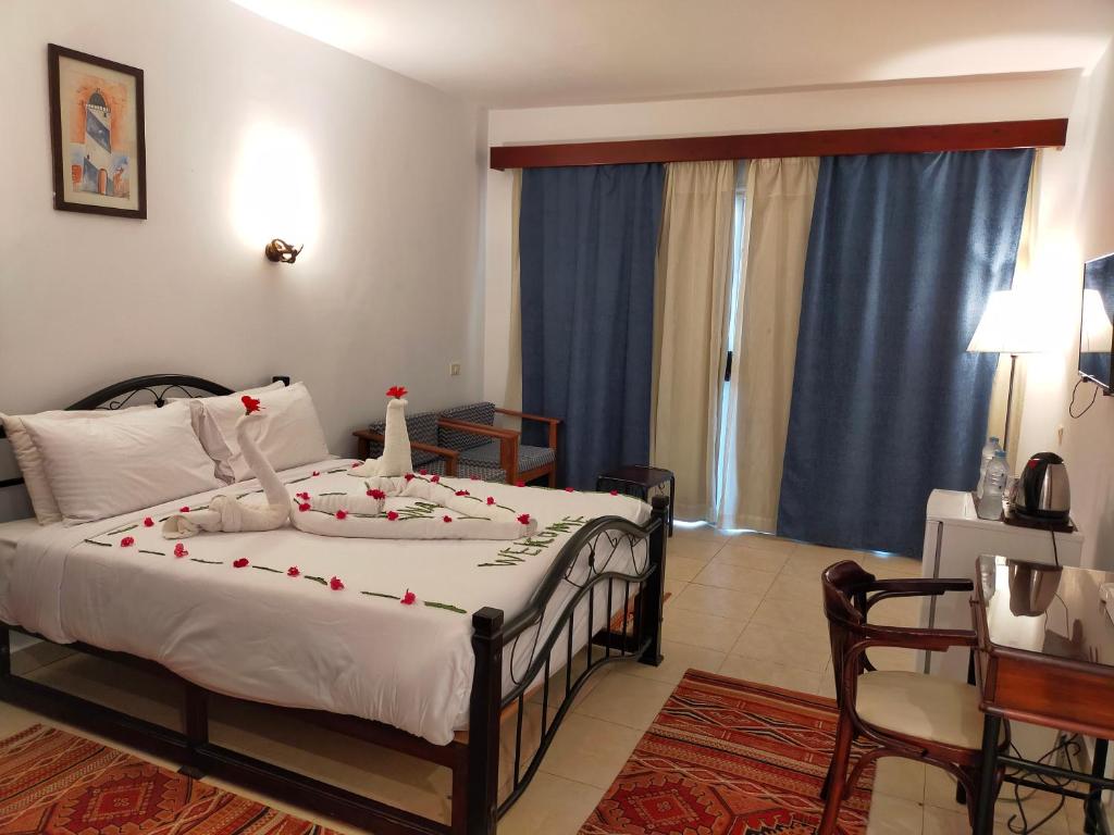 Двухместный (Улучшенный номер с кроватью размера «queen-size») отеля Marina Wadi Degla Hotel, Айн-Сохна