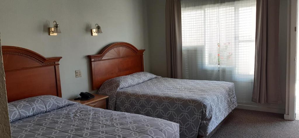 Двухместный (Улучшенный двухместный номер с 2 двуспальными кроватями) отеля Hotel Villa Fontana Inn, Энсенада