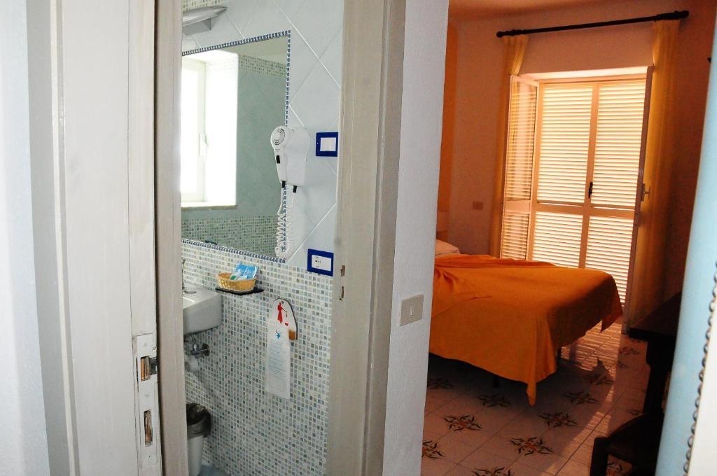 Двухместный (Стандартный двухместный номер с 1 кроватью или 2 отдельными кроватями) отеля Hotel Corona, Искья