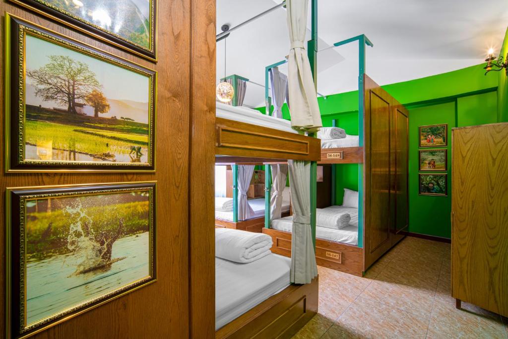 Номер (Deluxe 8 Beds Mixed Dormitory Room With City View.) хостела Little Charm Hanoi Hostel - Homestay, Ханой