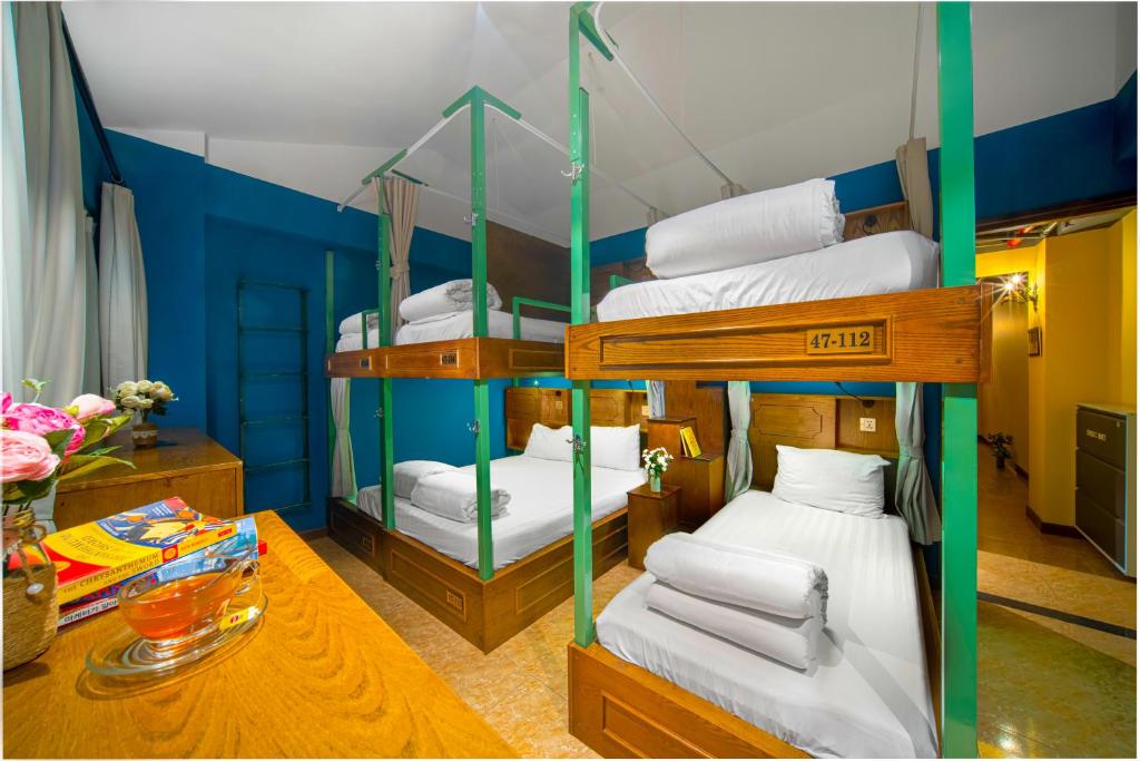 Номер (Deluxe Female 6 Beds Dormitory Room With City View) хостела Little Charm Hanoi Hostel - Homestay, Ханой