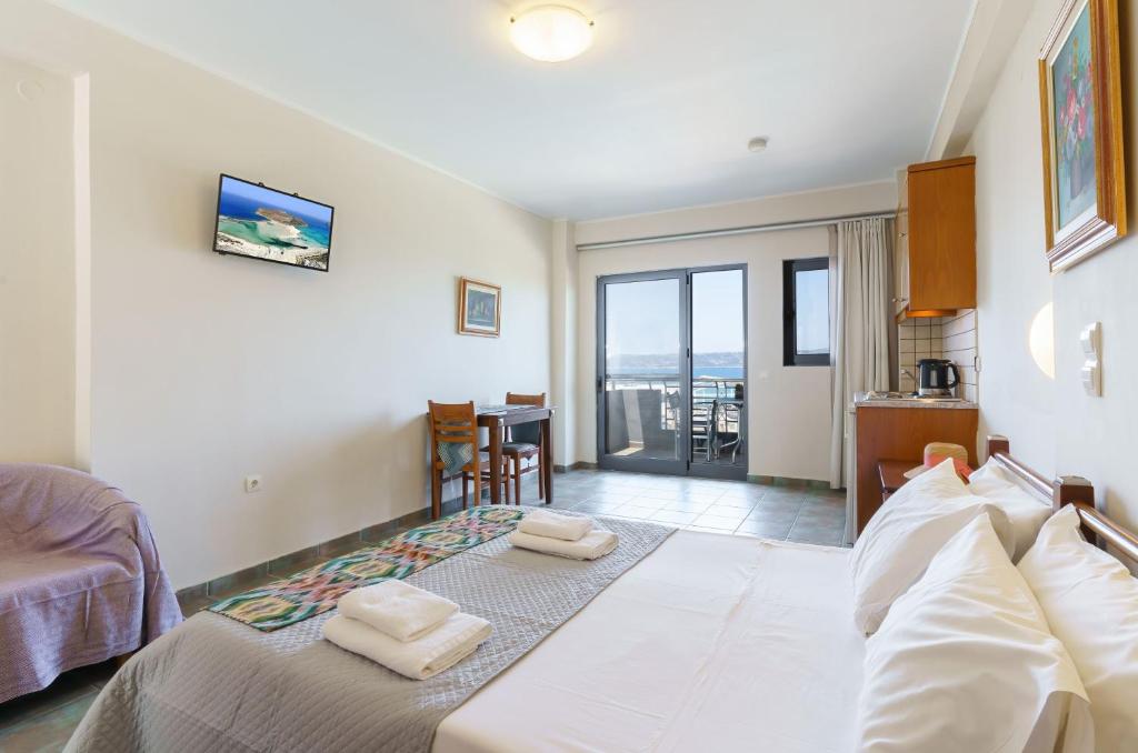 Двухместный (Улучшенный двухместный номер с 1 кроватью, панорамный вид на море) апарт-отеля Sunrise Suites, Каливес