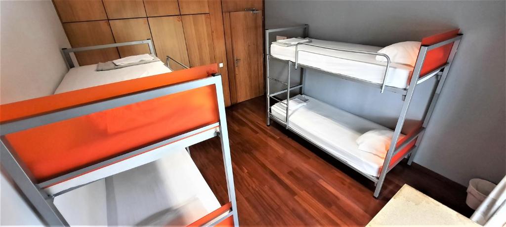 Четырехместный (Четырехместный номер с общей ванной комнатой) хостела HI Hostel Porto - Pousada de Juventude, Порту