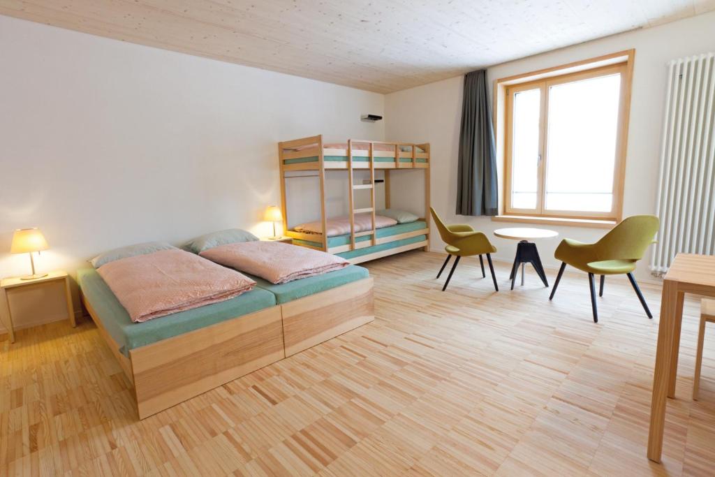 Четырехместный (Четырехместный номер с душем) хостела St. Moritz Youth Hostel, Санкт-Мориц